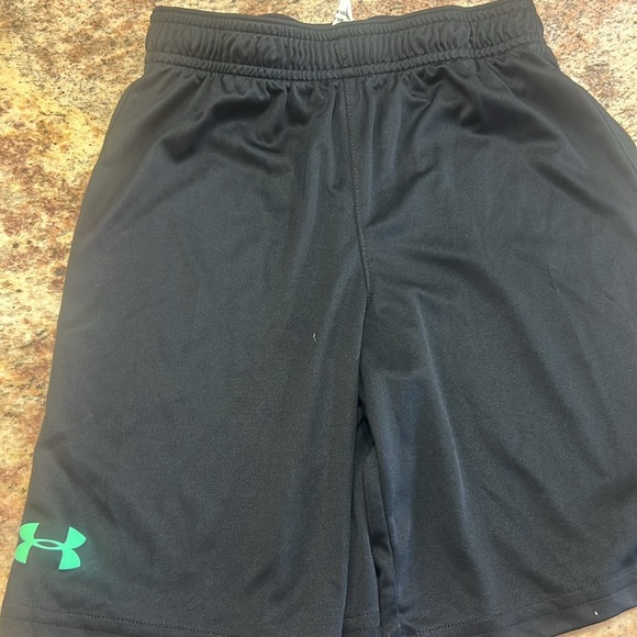 Boys size 6/7 Under Armour lot - Picture 4 of 8